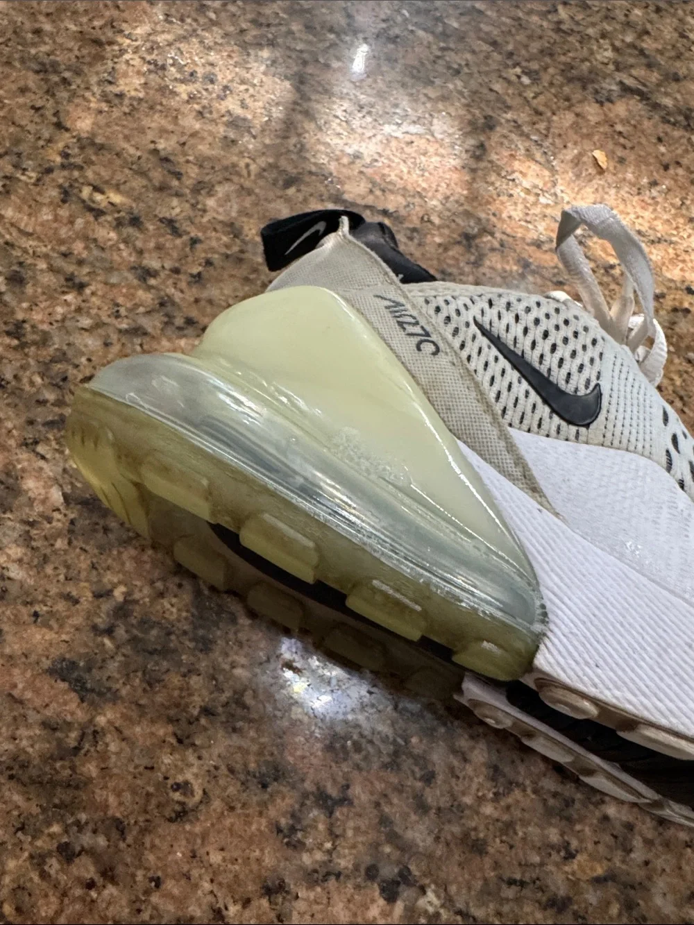 Ladies NIKE AIRMAX 270 sneakers